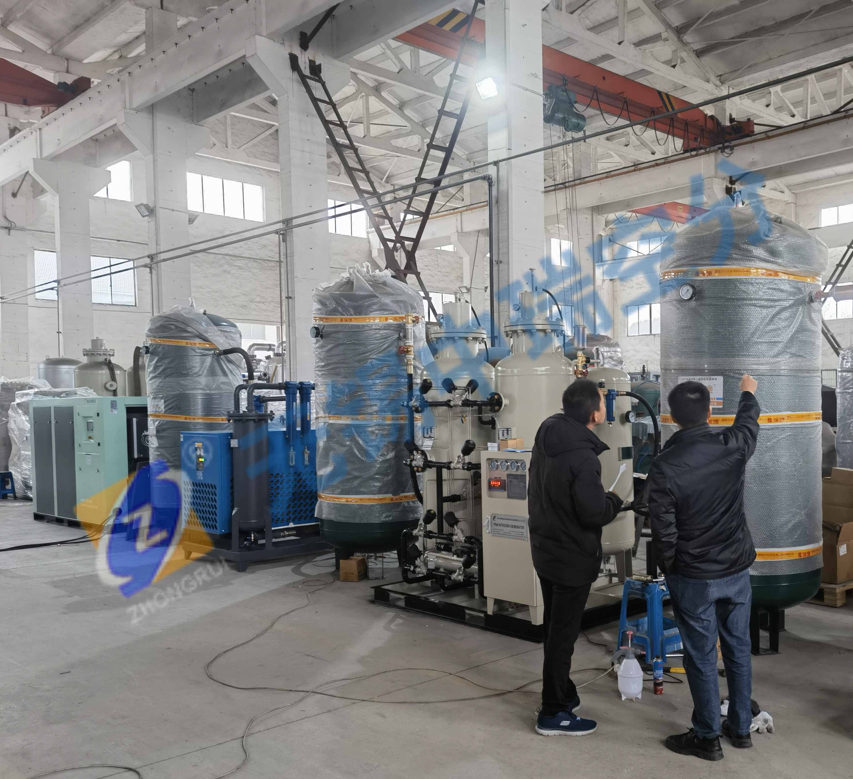 整套高純度制氮機(jī)發(fā)貨前，客戶來工廠實地驗貨及學(xué)習(xí)，無錫中瑞空分全力提供優(yōu)良服務(wù)